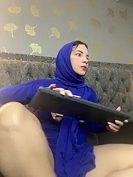 Layla kaderr online show from April 15, 2026, 8:53 pm