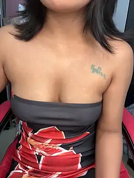 LeisyXO online show from November 22, 2025, 5:23 pm