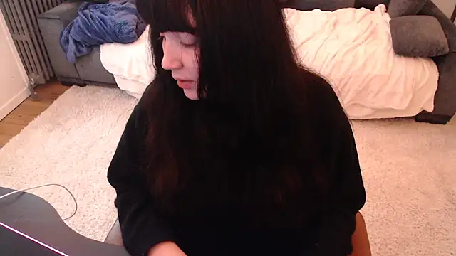 Lynylou online show from March 20, 2025, 4:09 pm