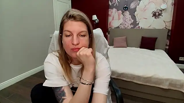 Snapshot of EmilyWalkeri chatting on May 7, 2026, 6:39 am EmilyWalkeri online show from May 7, 2026, 6:39 am