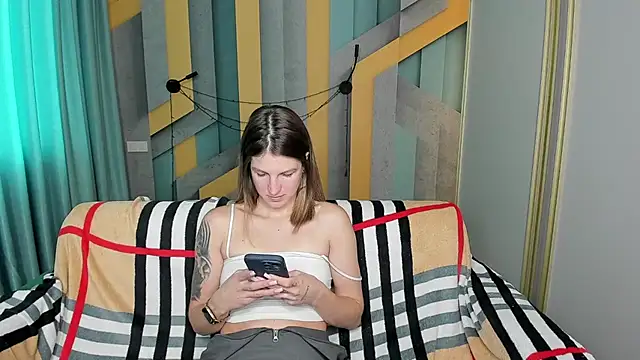 EmilyWalkeri online show from October 17, 2025, 7:33 am