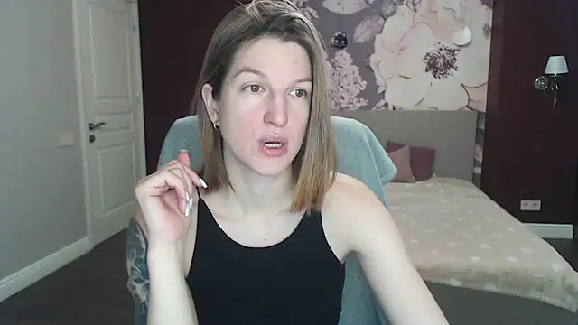 EmilyWalkeri online show from February 5, 2025, 7:50 am