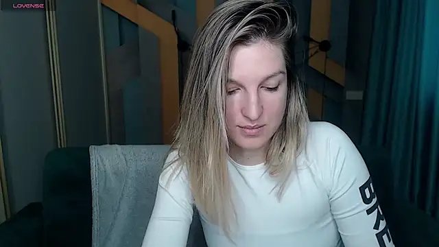 EmilyWalkeri online show from February 6, 2026, 8:32 am