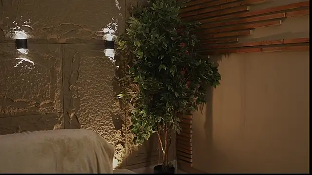 Logan Varela online show from September 28, 2025, 2:40 am