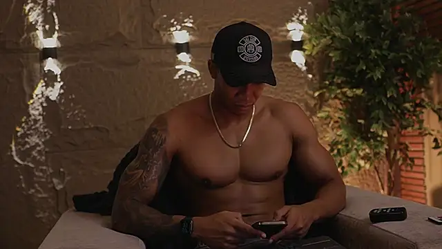 Logan Varela online show from November 27, 2025, 12:22 am