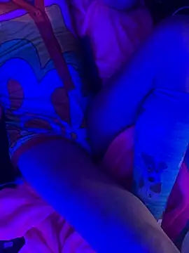 gurlnips online show from December 3, 2025, 6:07 pm