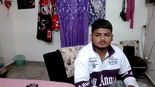 Snapshot of Boycuriousxxx chatting on April 24, 2026, 10:39 am Boycuriousxxx online show from April 24, 2026, 10:39 am