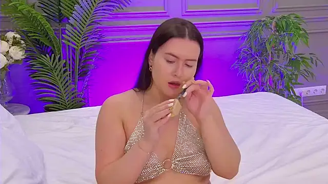 TrishaWinslet online show from October 19, 2025, 6:49 am