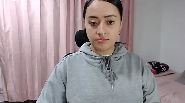 jjulietha95 online show from February 17, 2025, 3:47 am