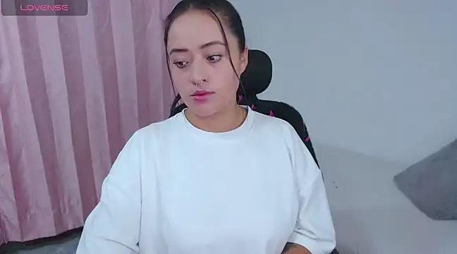 jjulietha95 online show from March 3, 2025, 12:45 am