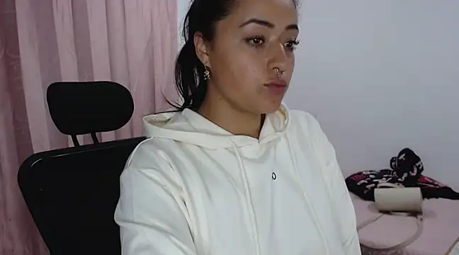 jjulietha95 online show from February 20, 2025, 7:45 am