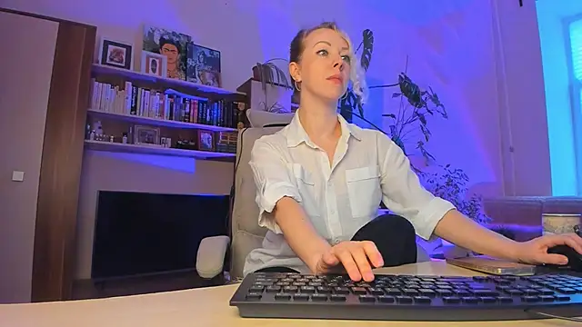 LylithSkye online show from April 13, 2026, 2:21 pm