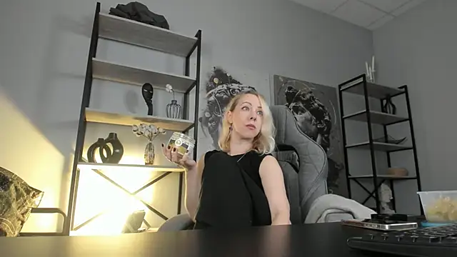 LylithSkye online show from October 16, 2025, 10:56 am