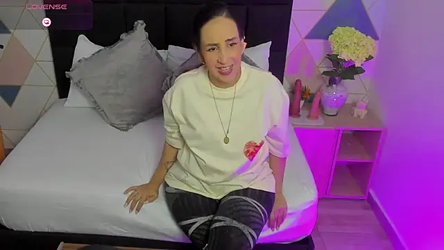 jadde13  online show from November 14, 2025, 8:01 pm