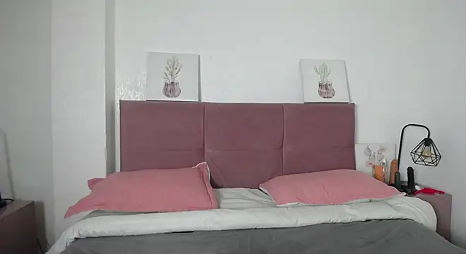 Anthonelaa   online show from December 14, 2025, 3:17 pm