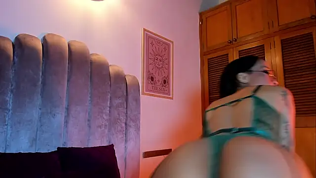 sky caroline online show from January 9, 2026, 9:33 pm