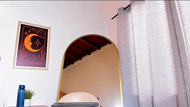 sky caroline online show from September 29, 2025, 9:09 pm