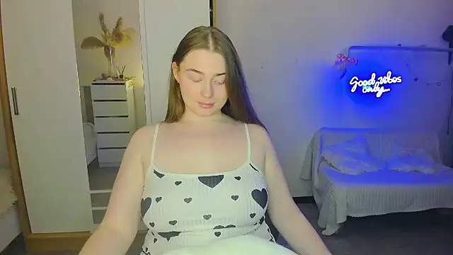 Snapshot of Demure_Smile chatting on February 11, 2025, 8:10 pm Demure Smile online show from February 11, 2025, 8:10 pm