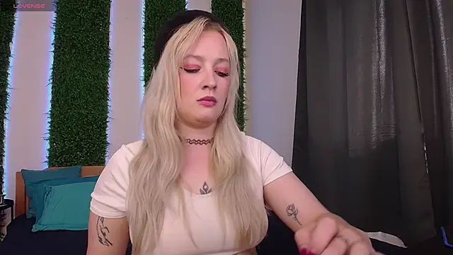 Nicole  Aniston  online show from September 26, 2025, 12:01 pm