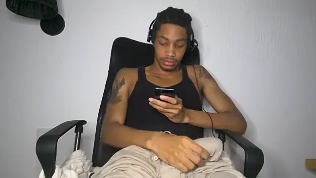 Snapshot of Skinnyblackman chatting on June 13, 2026, 4:43 am Skinnyblackman online show from June 13, 2026, 4:43 am