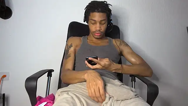 Snapshot of Skinnyblackman chatting on July 4, 2026, 2:40 am Skinnyblackman online show from July 4, 2026, 2:40 am