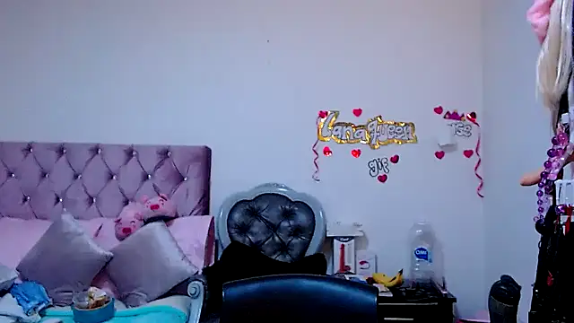 lanaqueen699 online show from April 16, 2026, 9:39 pm