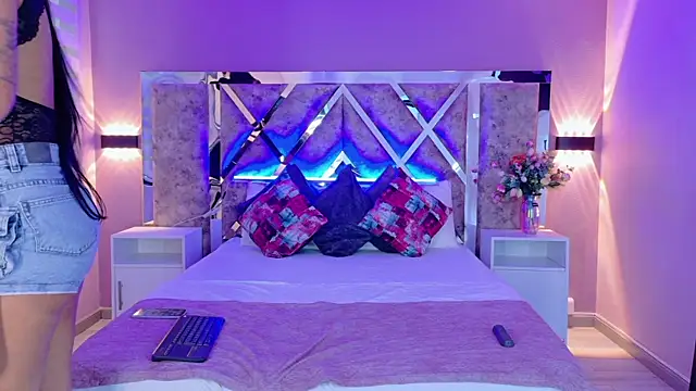 Larabrooks online show from April 18, 2026, 7:29 pm