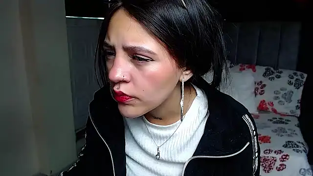 Violettasquirt online show from April 7, 2026, 1:35 pm