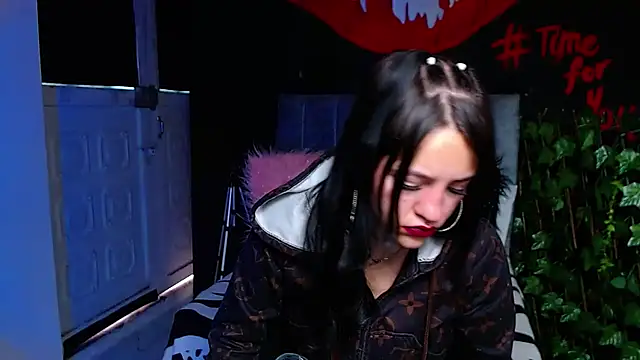 Violettasquirt online show from April 13, 2026, 1:26 pm