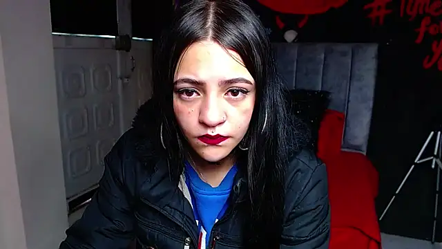 Violettasquirt online show from March 19, 2026, 1:44 pm