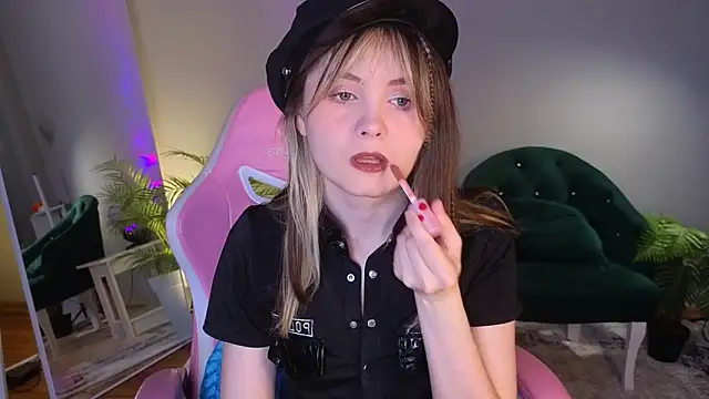 CiriRianonn online show from November 7, 2025, 4:17 am