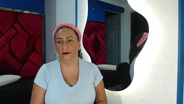 EvaMills1 online show from February 26, 2025, 1:11 pm