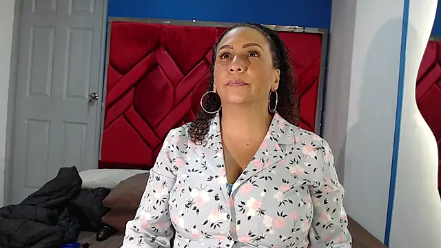 EvaMills1 online show from February 25, 2025, 9:04 pm