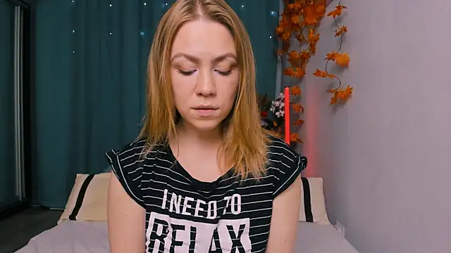 InsatiableFoxX online show from October 17, 2025, 5:59 pm