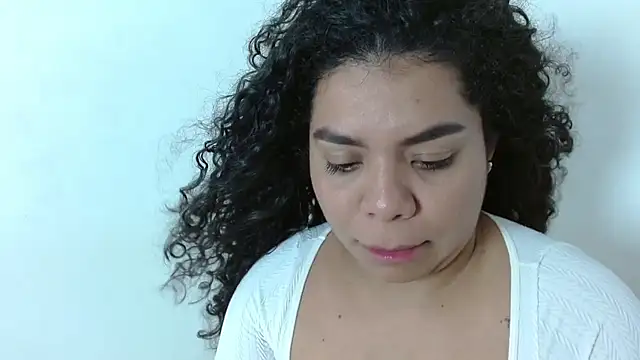 yulissa18 online show from March 15, 2025, 4:35 am