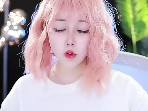 Qiaoqiao  online show from March 20, 2025, 12:43 pm