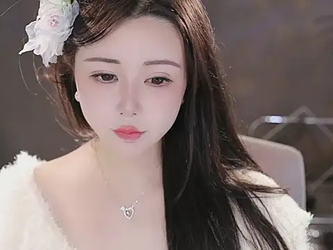 Qiaoqiao  online show from December 3, 2025, 5:01 pm