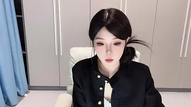 Q-ing online show from October 13, 2025, 1:02 pm