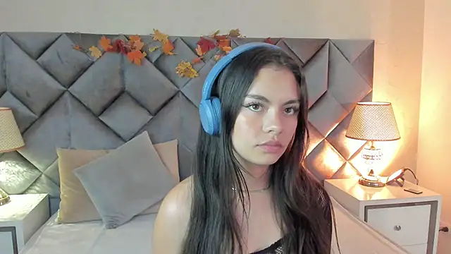 Luisa0110 online show from October 11, 2025, 7:15 pm