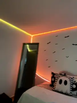 AmmyCollinsW online show from October 21, 2025, 9:25 pm