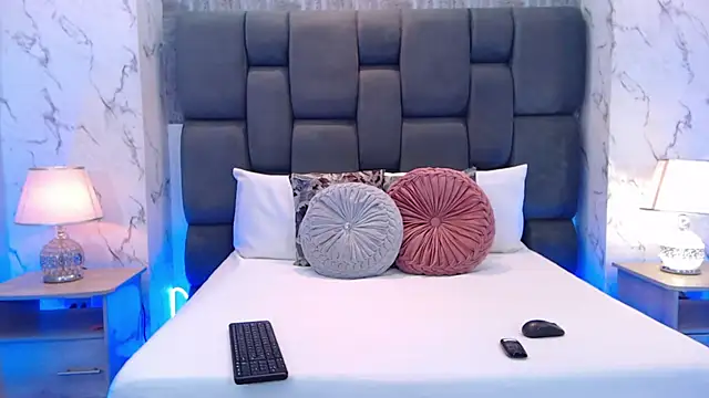 Snapshot of SophieWolkman chatting on November 4, 2025, 12:09 pm SophieWolkman online show from November 4, 2025, 12:09 pm