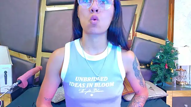 NicoleEsposito online show from December 19, 2025, 12:51 pm