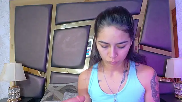 NicoleEsposito online show from November 18, 2025, 12:52 pm