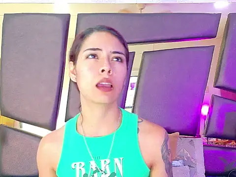 NicoleEsposito online show from September 26, 2025, 1:18 pm