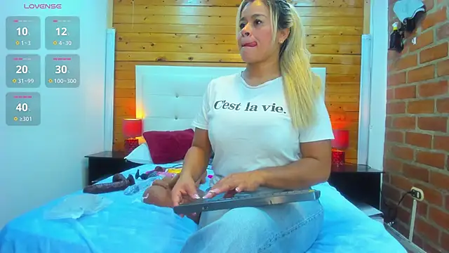 Dulcex69 online show from September 19, 2025, 1:37 pm