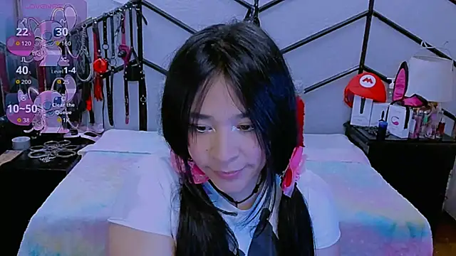 AlanaLuck online show from November 5, 2025, 7:06 pm