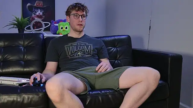 BlueEyedTallGuy94 online show from October 28, 2025, 1:06 am