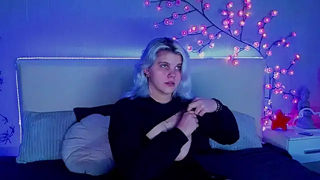 JoannLowe online show from December 3, 2025, 8:52 pm