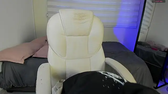 Catyloves online show from November 26, 2025, 9:48 pm