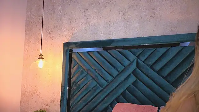 Lucy Vega online show from October 5, 2025, 4:03 am